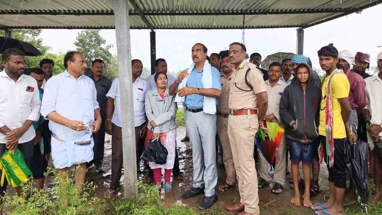 కుర్రులో చిక్కుకుపోయిన కూలీలు.. ర‌క్షించాల‌ని సీఎం కేసీఆర్ ఆదేశాలు