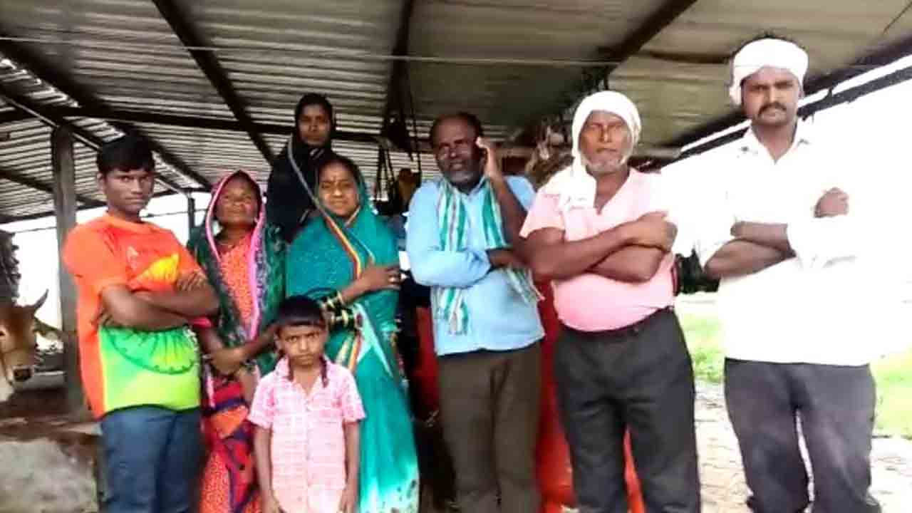 కుర్రులో చిక్కుకుపోయిన కూలీలు సుర‌క్షితం.. ర‌క్షించిన ఎన్డీఆర్ఎఫ్ ద‌ళాలు