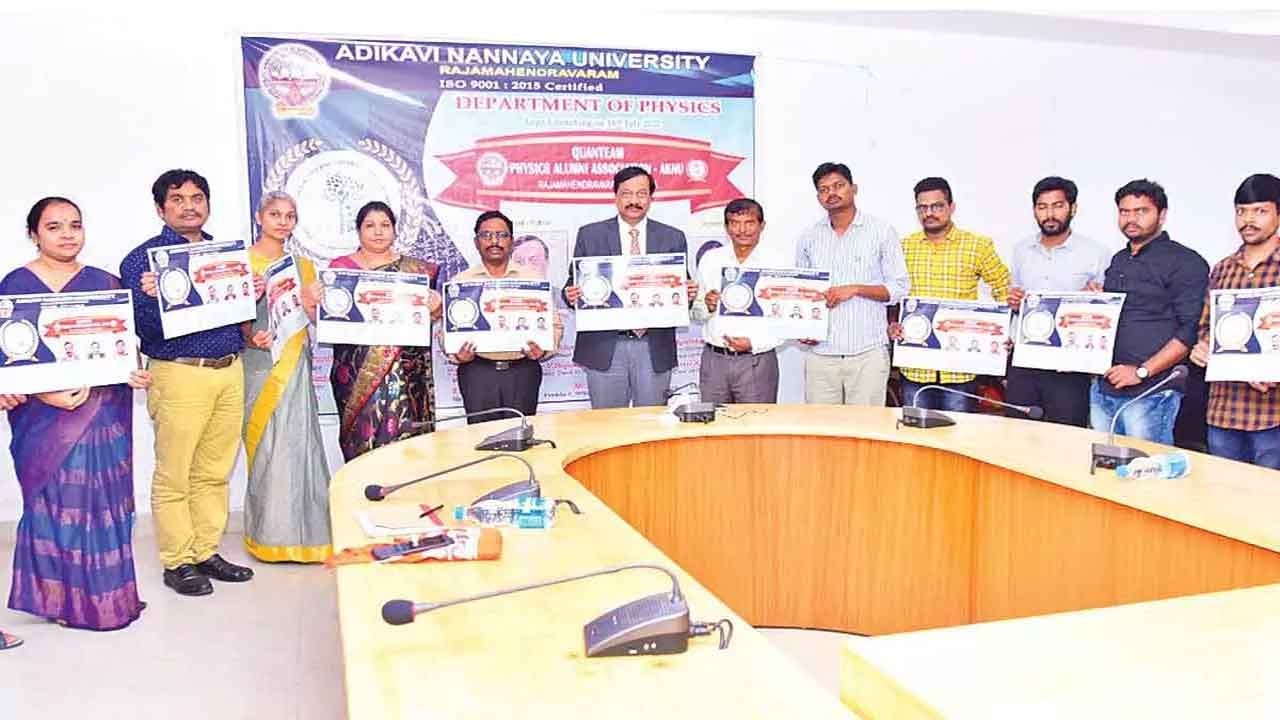 క్వాంటం ఫిజిక్స్‌ పూర్వ విద్యార్థుల లోగో ఆవిష్కరణ