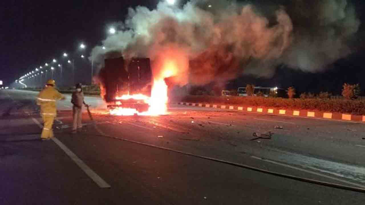 ఆటోనగర్‌లో లారీలో మంటలు.. భారీగా ట్రాఫిక్‌ జామ్‌