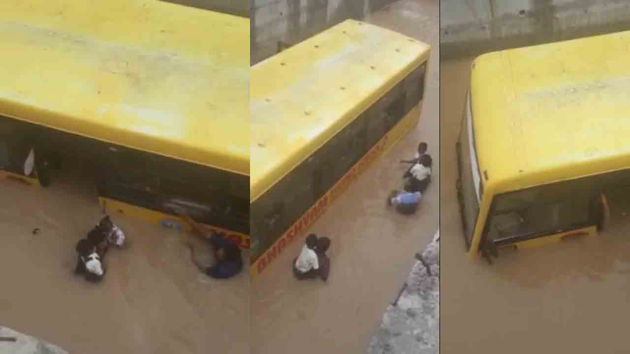 వరదలో చిక్కుకున్న స్కూల్‌ బస్సు.. 30 మంది చిన్నారులు క్షేమం