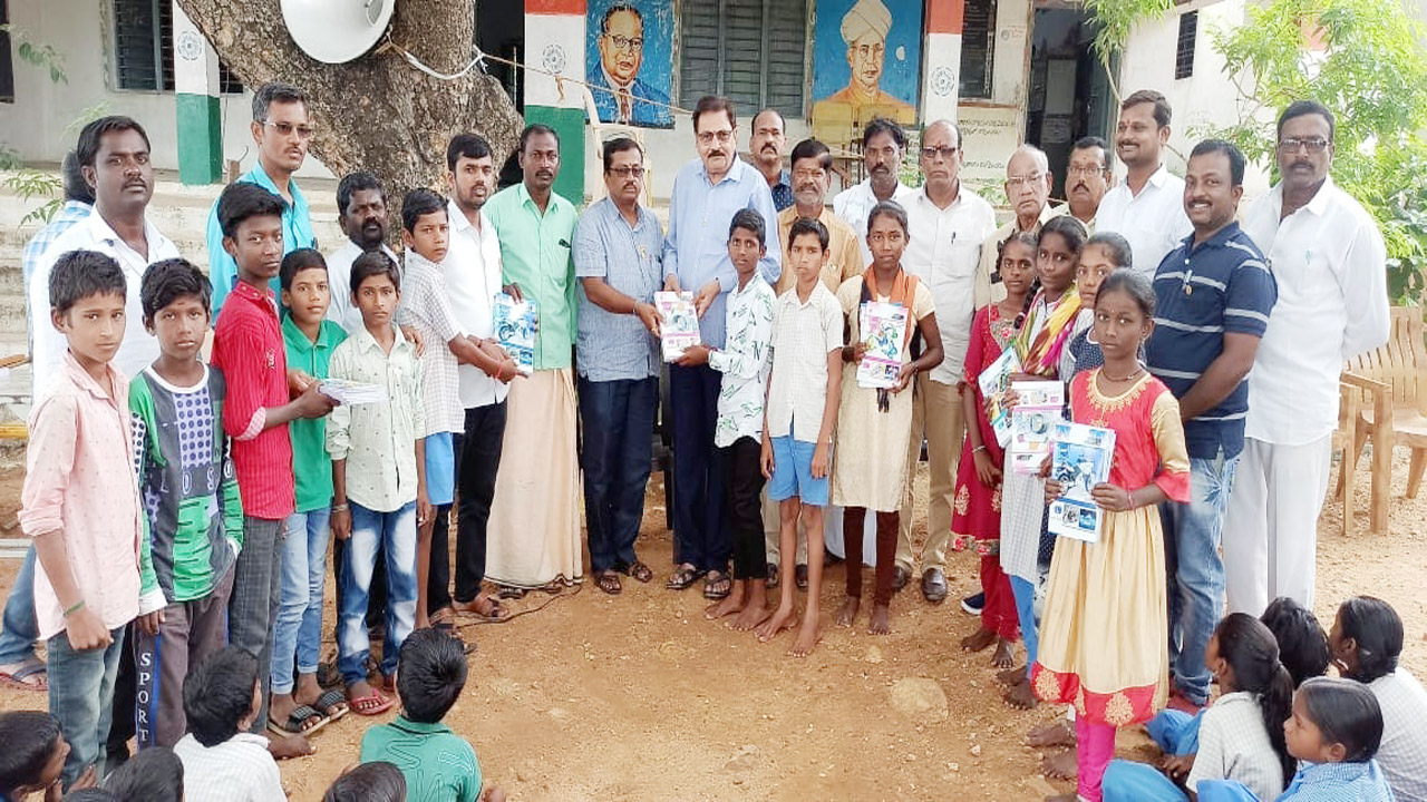 విద్యార్థులు ఉన్నత శిఖరాలను చేరుకోవాలి