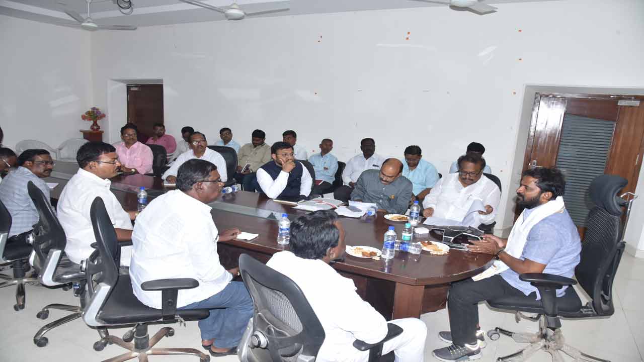 అక్షయపాత్రతోమధ్యాహ్న భోజనం