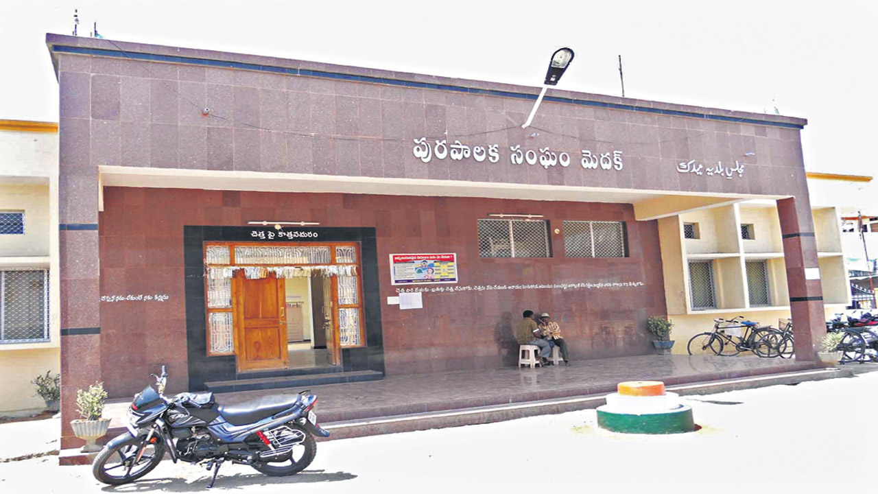 మెదక్‌ మున్సిపాలిటీల్లో 90 శాతం వడ్డీ మాఫీ