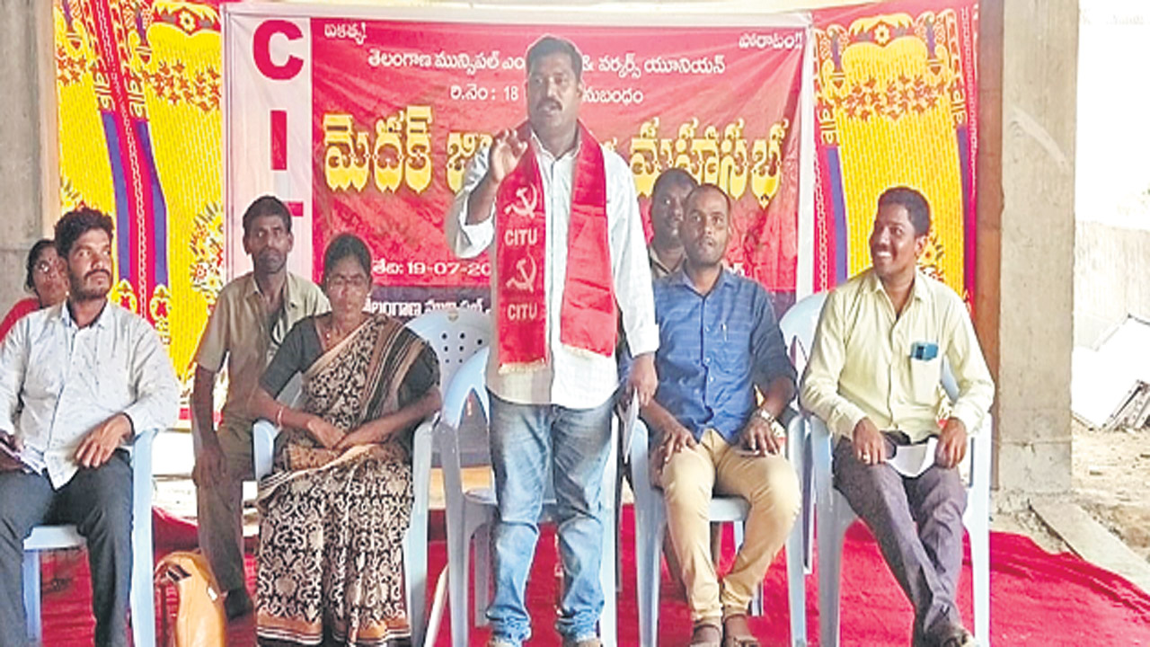 హక్కులను హరిస్తున్న కేంద్ర ప్రభుత్వం