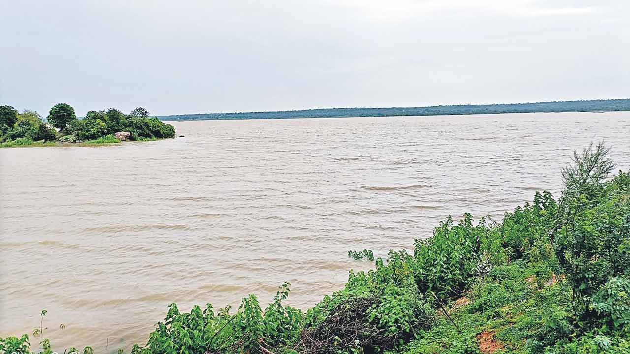 అలుగు దుంకుతున్న నల్లవాగు