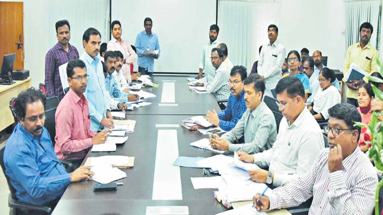 ఆగస్టు 15లోగా క్రీడా ప్రాంగణాలు పూర్తవ్వాలి