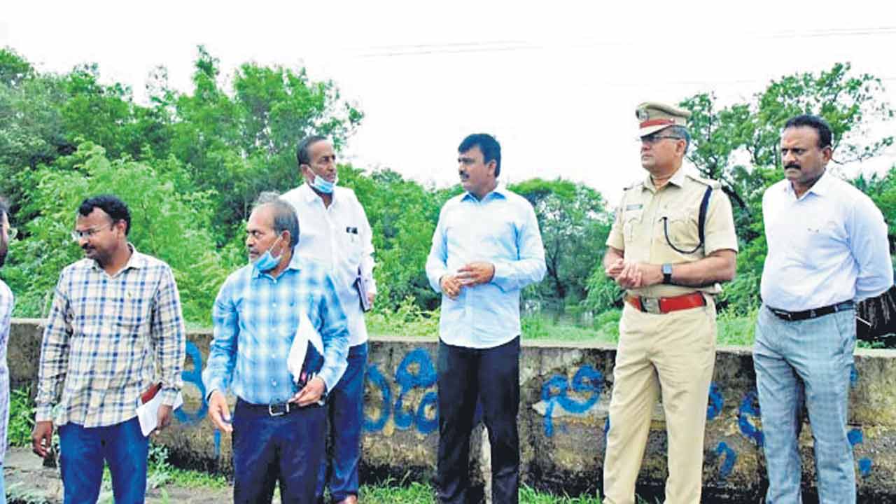 చెరువులు, కాలువలు ఆక్రమిస్తే కఠిన చర్యలు