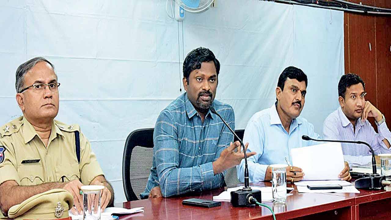 యంత్రాంగం అందుబాటులో ఉండాలి