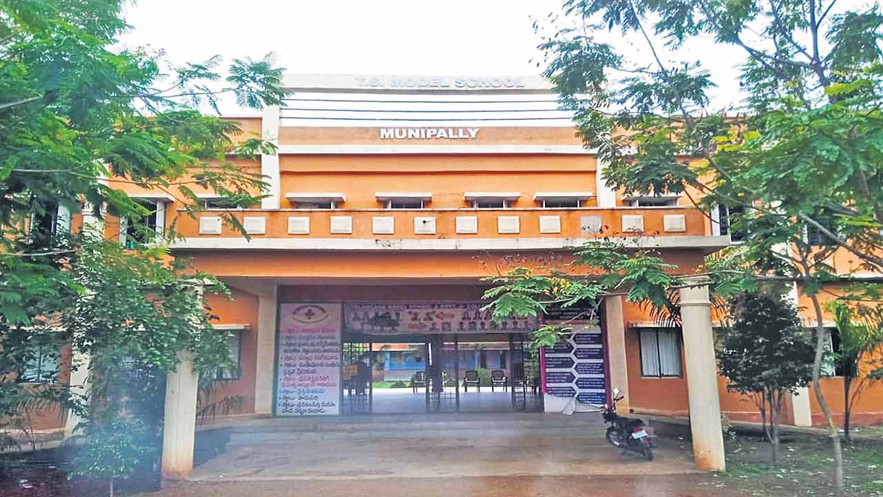 ఆదర్శం..‘ఆదర్శ పాఠశాల’