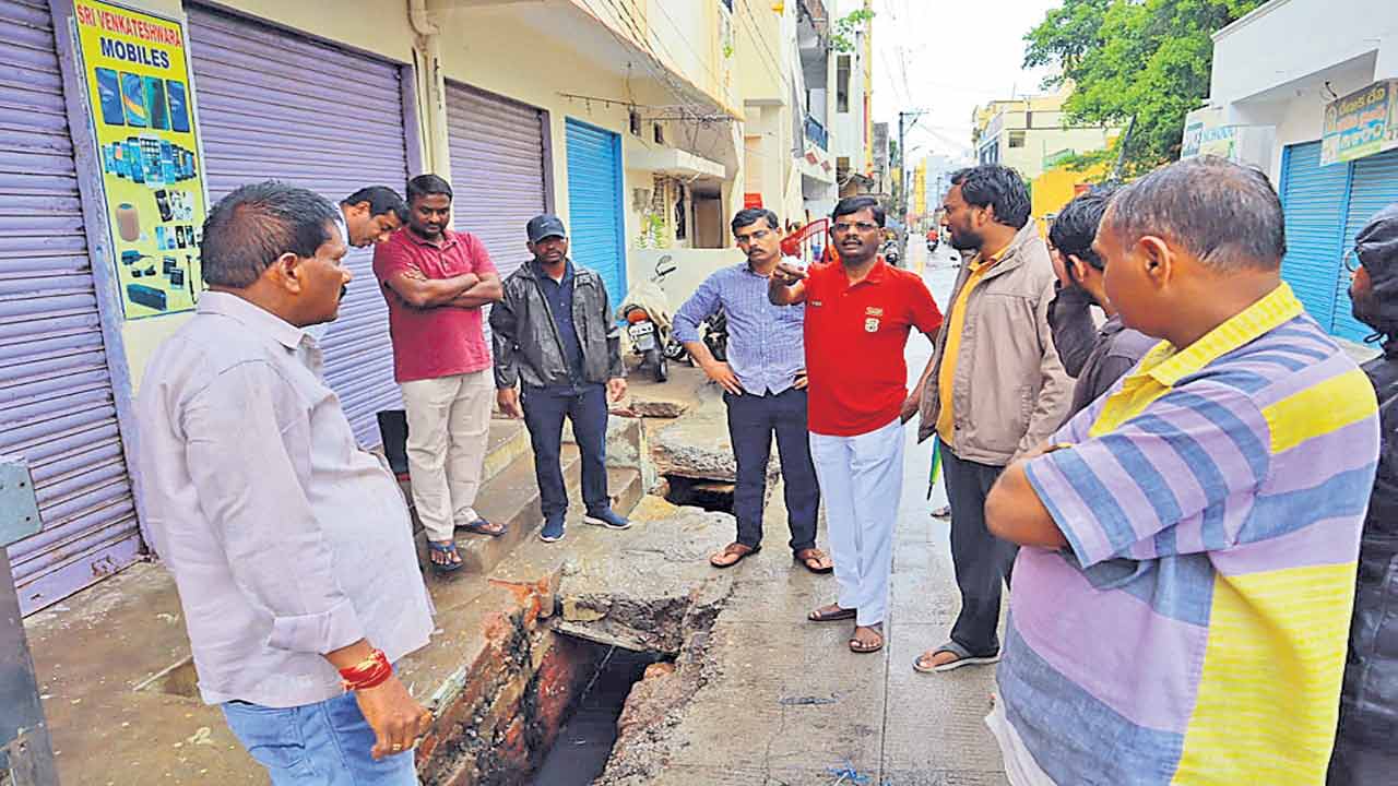 ప్రజలు అప్రమత్తంగా ఉండాలి