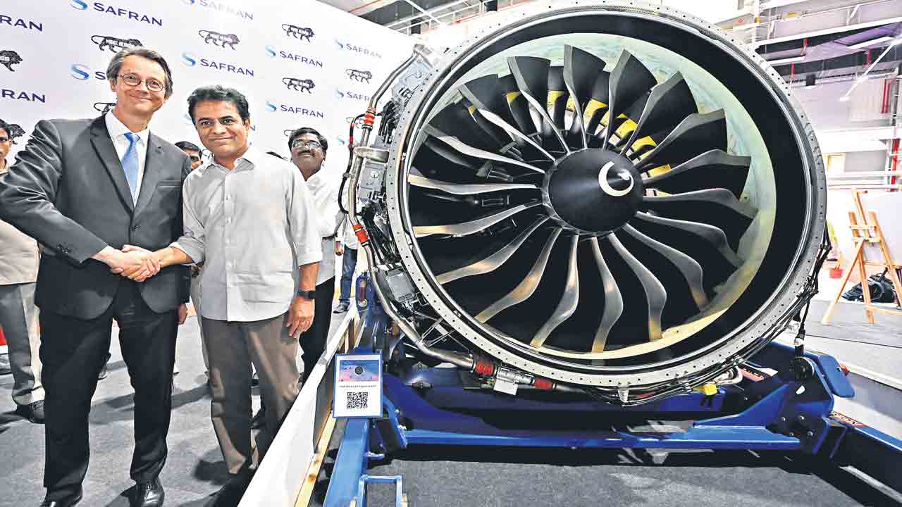 కష్టం కేటీఆర్‌ది.. బిల్డప్‌ బీజేపీది