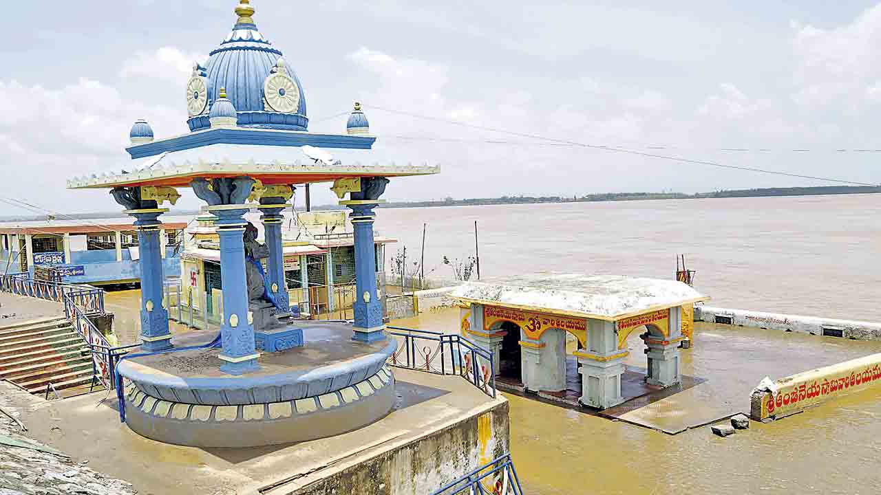 తగ్గుతున్న గోదావరి