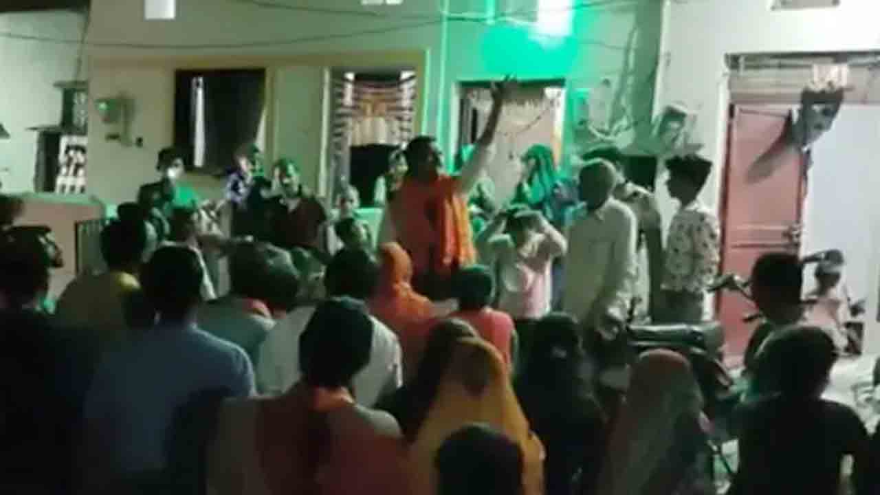 ఆ ఇళ్లకు అన్ని సేవలు నిలిపేయండి… బీజేపీ నేత బహిరంగ బెదిరింపు