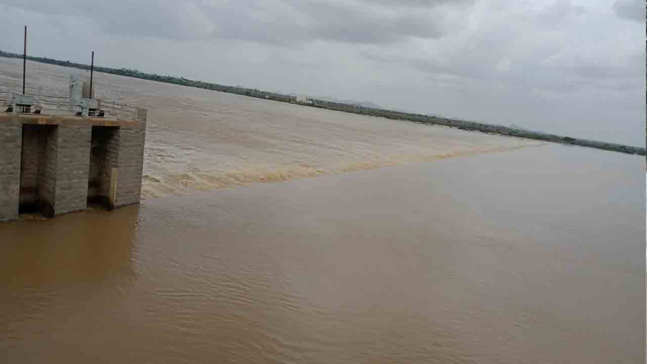 ప్రాజెక్టులకు స్వల్ప వరద