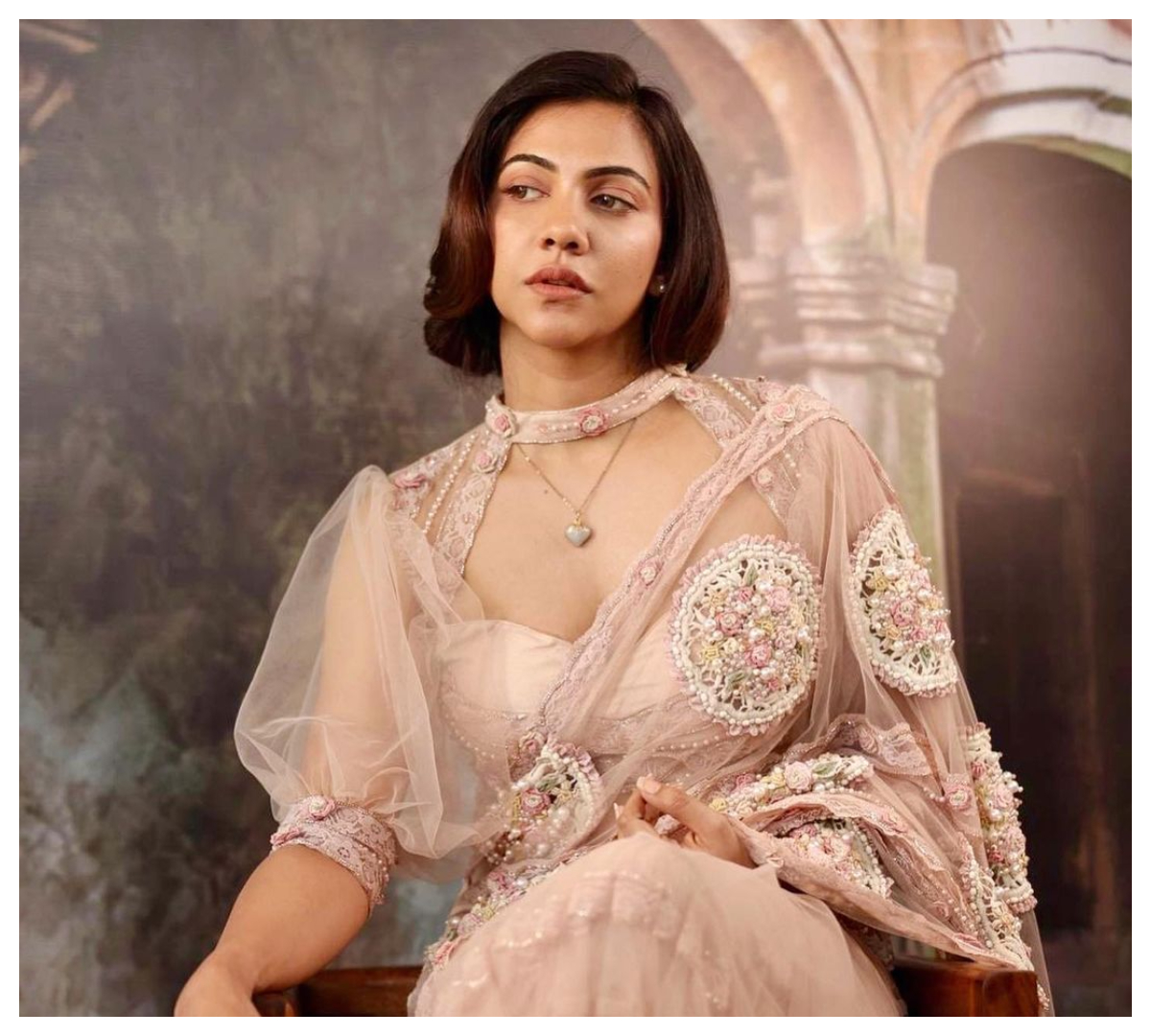 Madonna Sebastian | ట్రెండీ డ్రెస్‌లో మ‌డోన్నా సెబాస్టియ‌న్‌ అందాలు అద‌ర‌హో..