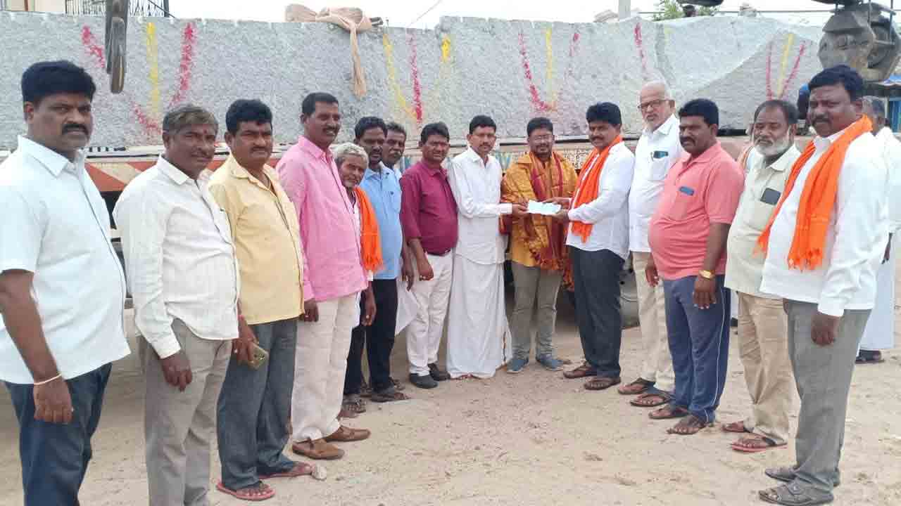 భక్తిశ్రద్ధలతో ధ్వజస్తంభం తరలింపు