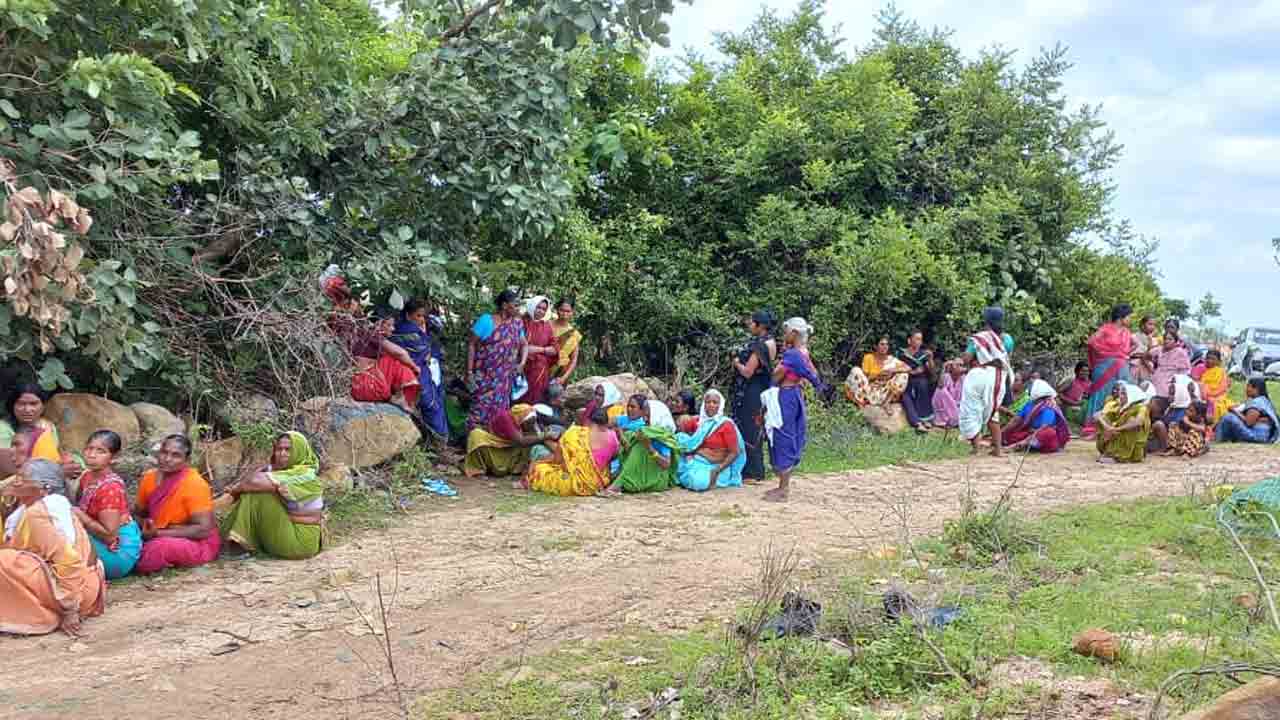 నిజామాబాద్ జిల్లాలో దారుణం.. వ్యక్తిని చెట్టుకు ఉరేసి నిప్పు పెట్టిన దుండగులు