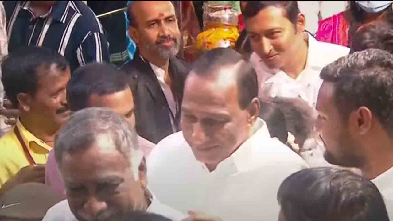 ఉజ్జయిని మహంకాళి అమ్మవారిని దర్శించుకున్న మంత్రి మల్లారెడ్డి