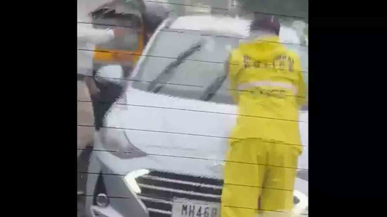 WATCH: కారు బానెట్‌పై ట్రాఫిక్ పోలీస్‌… అర కిలోమీటరు లాక్కెళ్లిన వ్యక్తి అరెస్ట్‌