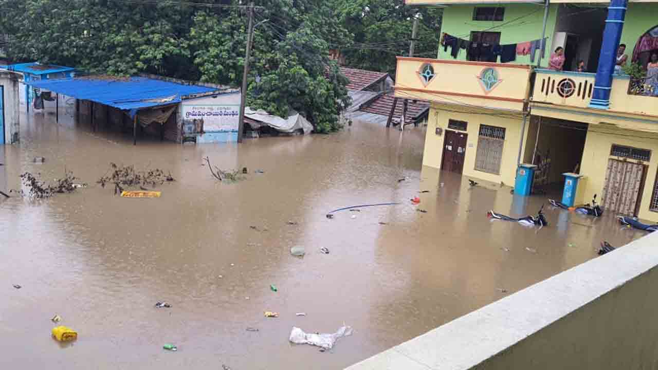 జలదిగ్బంధంలో మంథని.. పట్టణంలోకి భారీగా చేరిన వరద