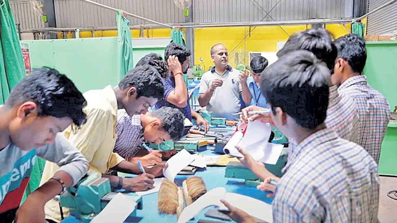 సెంట్రల్‌ వర్క్‌షాపులో ఫ్యాబ్రికేషన్‌పై నైపుణ్య శిక్షణ