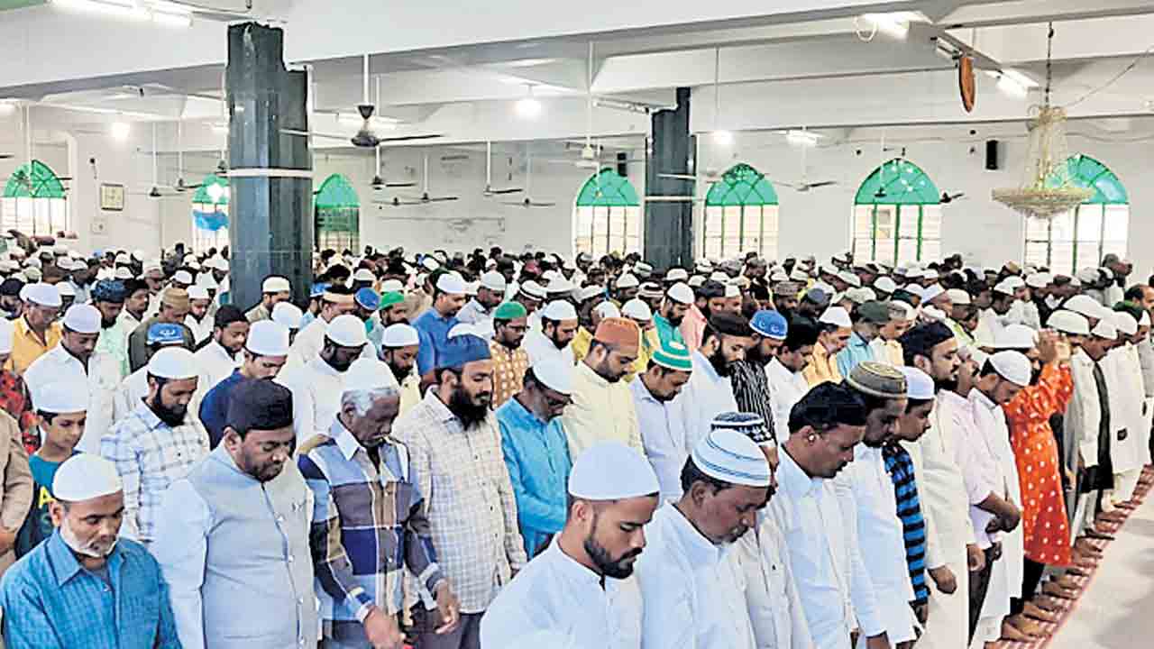 భక్తిమార్గంలో నడవాలి