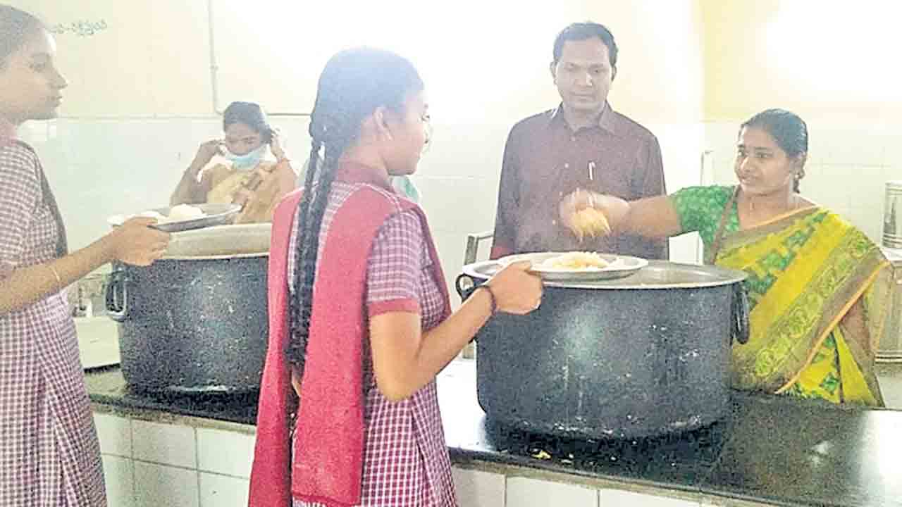 విద్యార్థుల ఆరోగ్యంపై ప్రత్యేక శ్రద్ధ పెట్టాలి