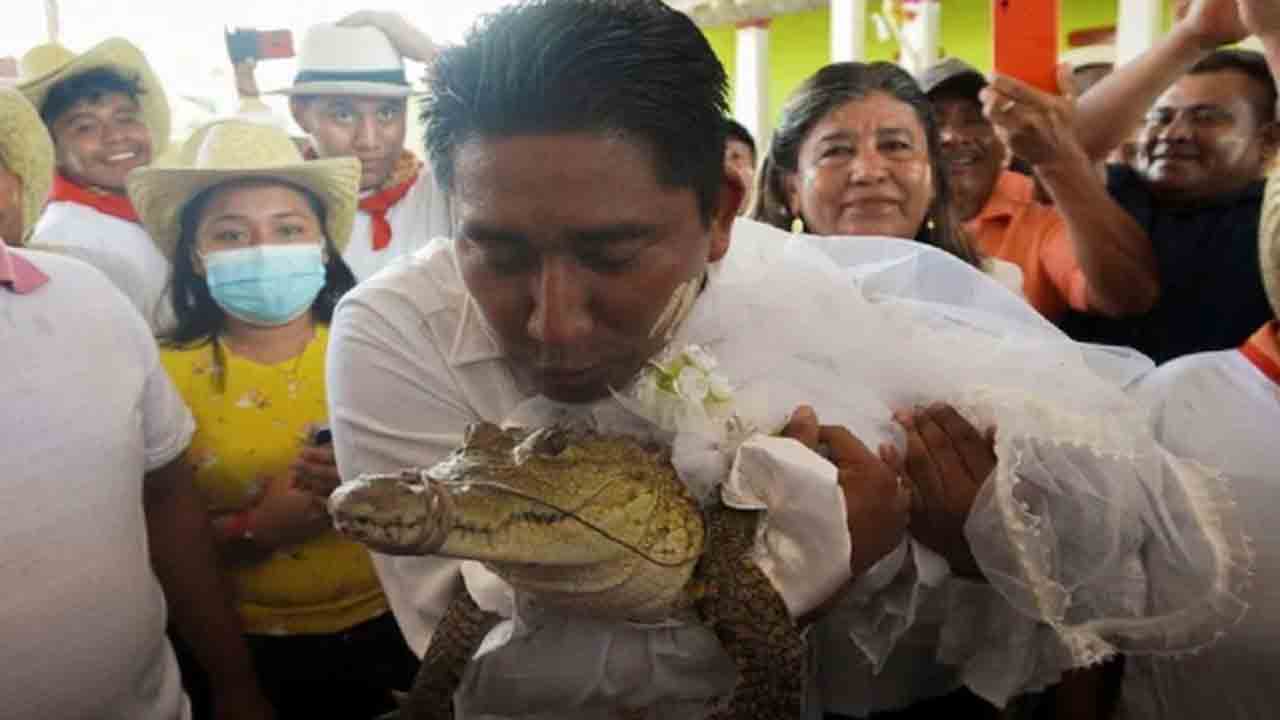 Viral Video: మొసలిని పెళ్లాడిన మేయర్‌… ఎక్కడంటే!