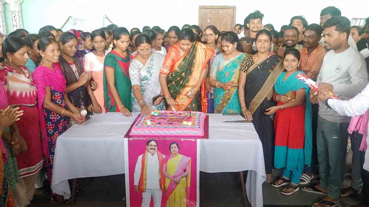 నిరాడంబరంగా మంత్రి ఎర్రబెల్లి బర్త్‌డే సెలబ్రేషన్స్..  భారీగా మొక్కలు నాటిన అభిమానులు