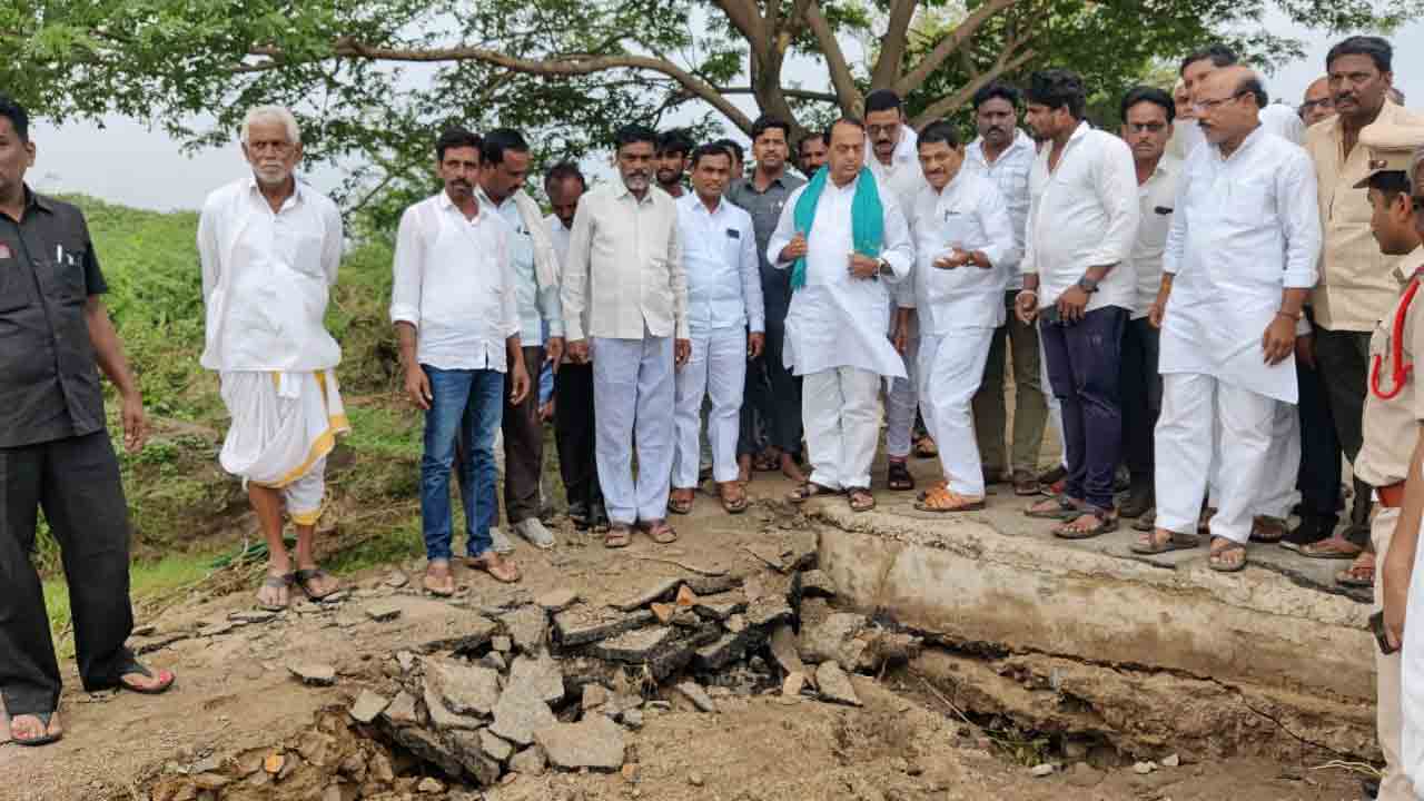 రోడ్ల మరమ్మతులు చేపట్టాలి.. మంత్రి ఐకేరెడ్డి ఆదేశం