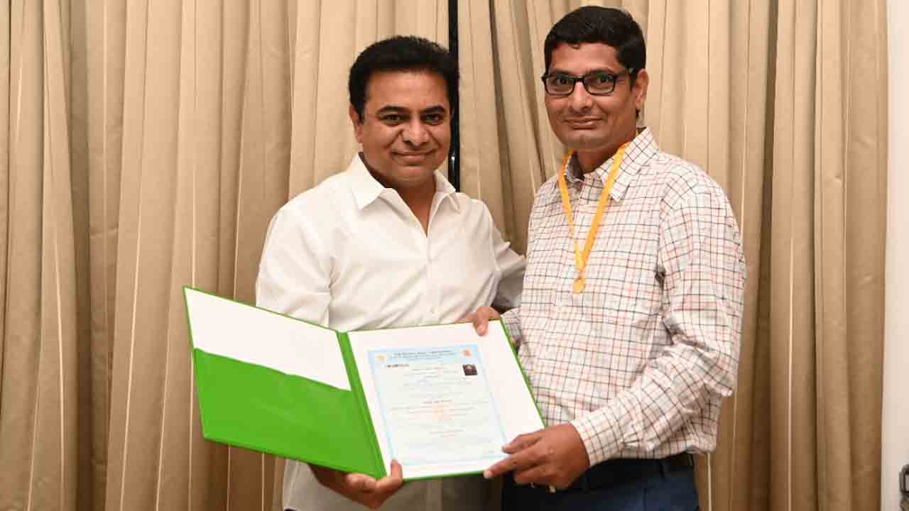 పీఆర్వోకు మంత్రి కేటీఆర్‌ అభినందన