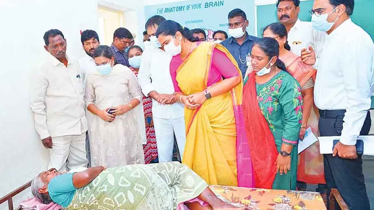 కొలకలూరులో ఏపీ ఆరోగ్య మంత్రి పర్యటన.. బాధితులకు పరామర్శ