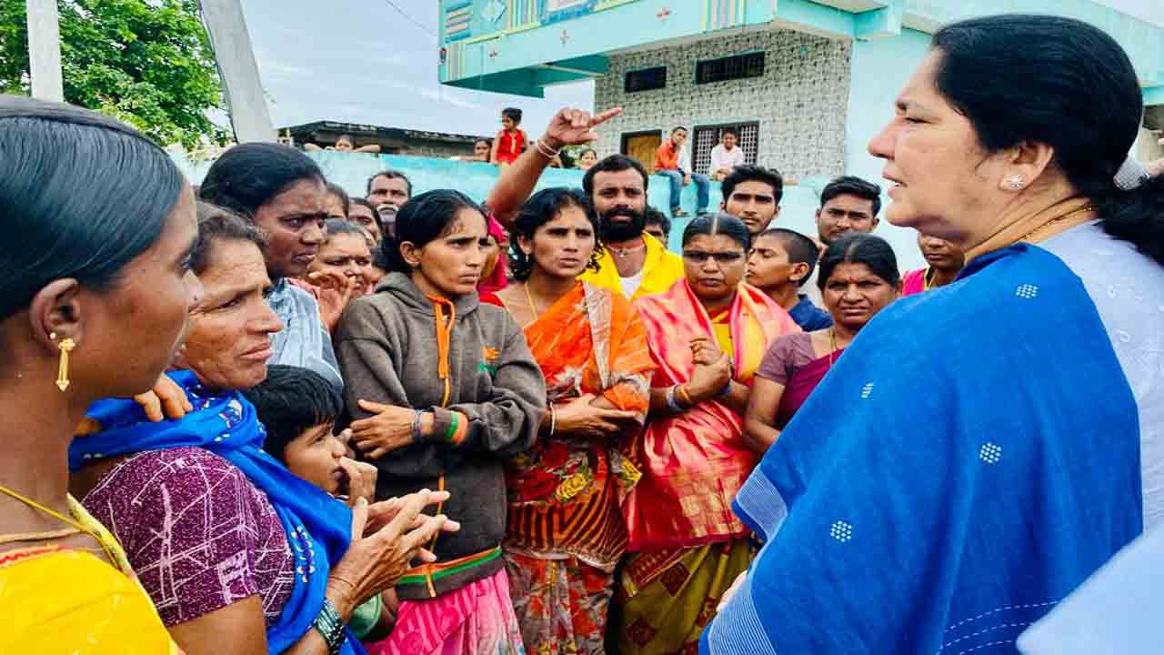 వ్యవసాయ కూలీలను పరామర్శించిన మంత్రి సత్యవతి