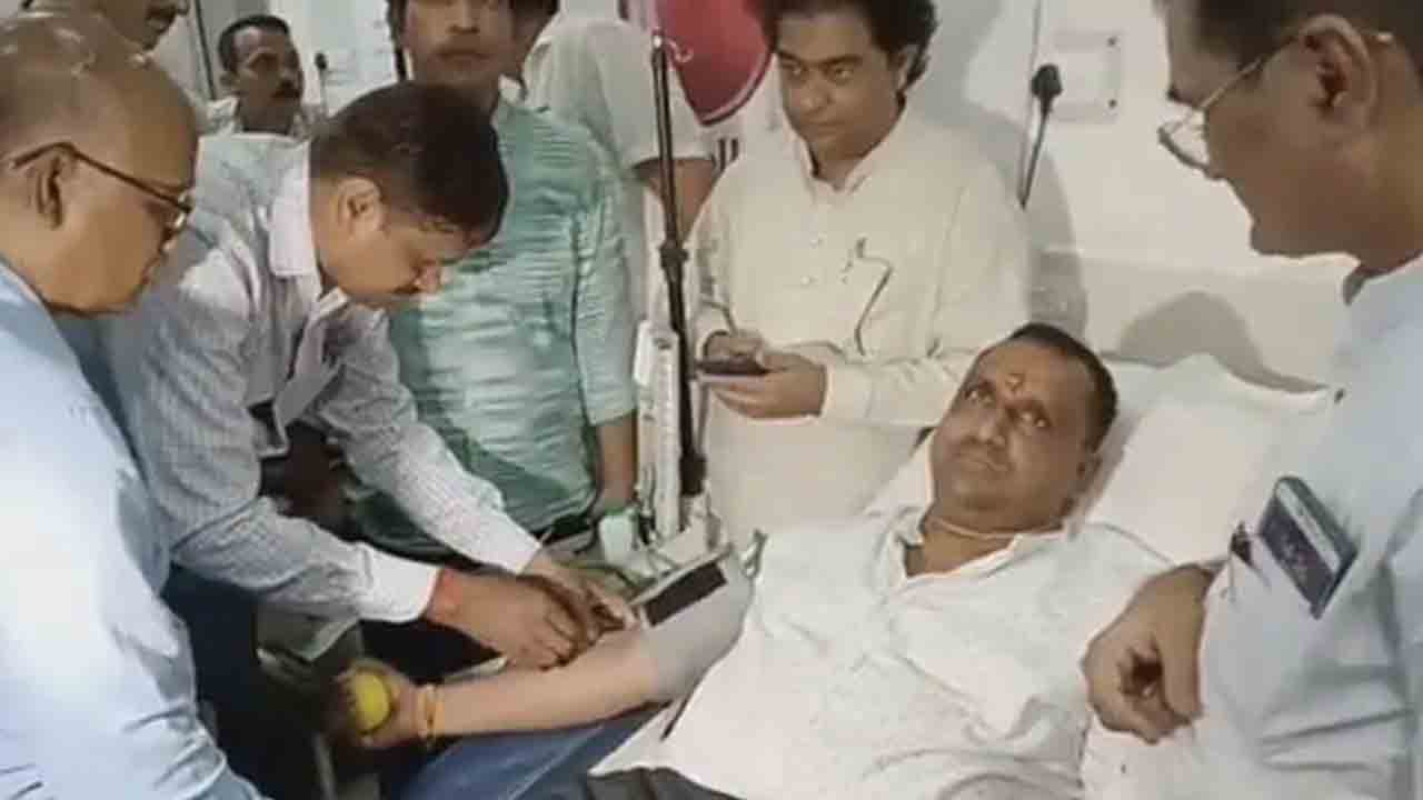 సర్కారు దవాఖానలో రక్తదానం చేసిన వైద్యారోగ్య శాఖ మంత్రి