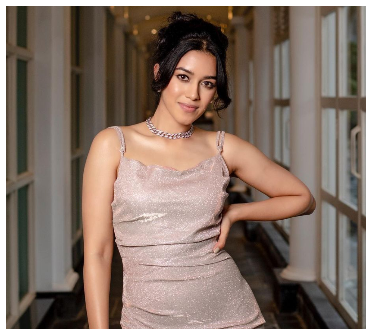 Mirnalini Ravi | స్లీవ్ లెస్ అందాల‌తో పిచ్చెక్కిస్తున్న మృణాళిని రవి..