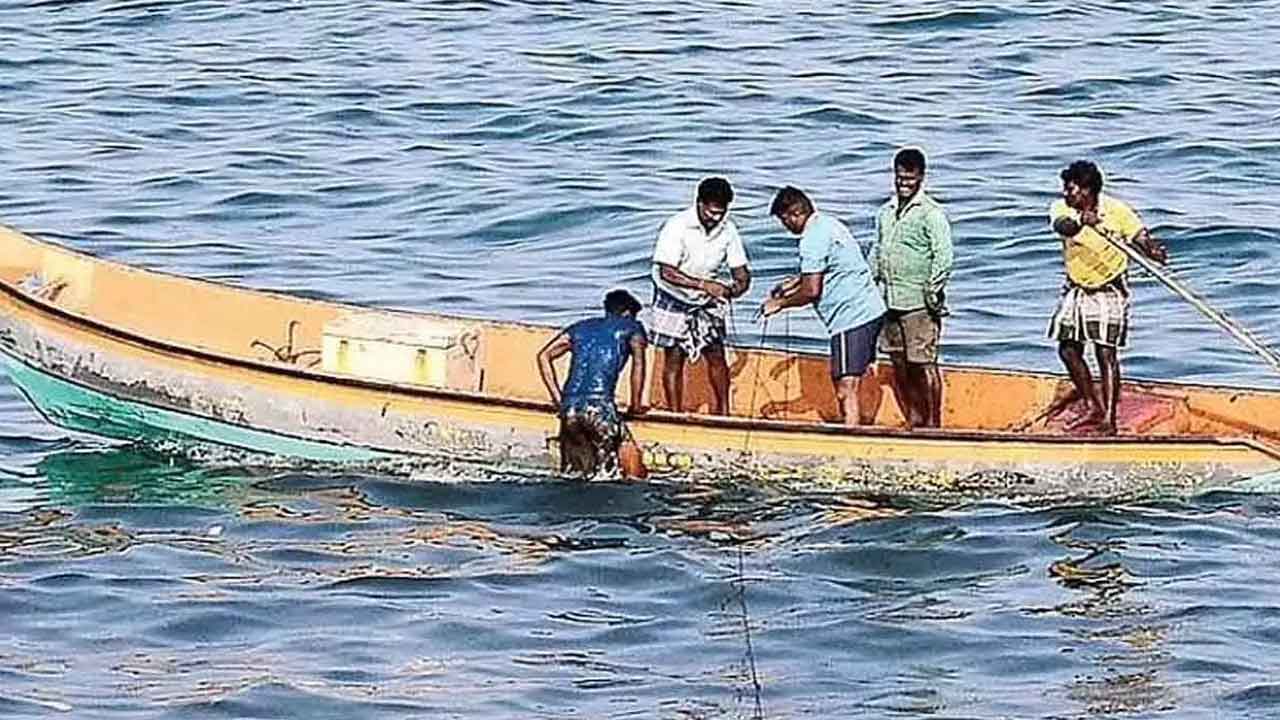 గల్లంతైన మత్స్యకారులు క్షేమం.. అమలాపురం కొత్తపాలెంలో ఆచూకీ