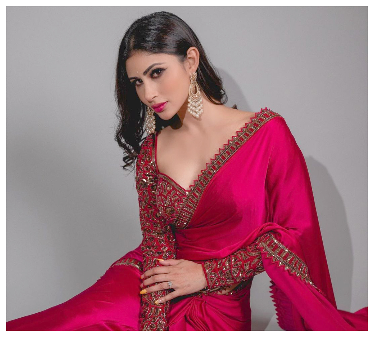 Mouni Roy | ఎరుపెక్కిన అందాలతో మౌనీ రాయ్‌ మైండ్ బ్లోయింగ్ పిక్స్..