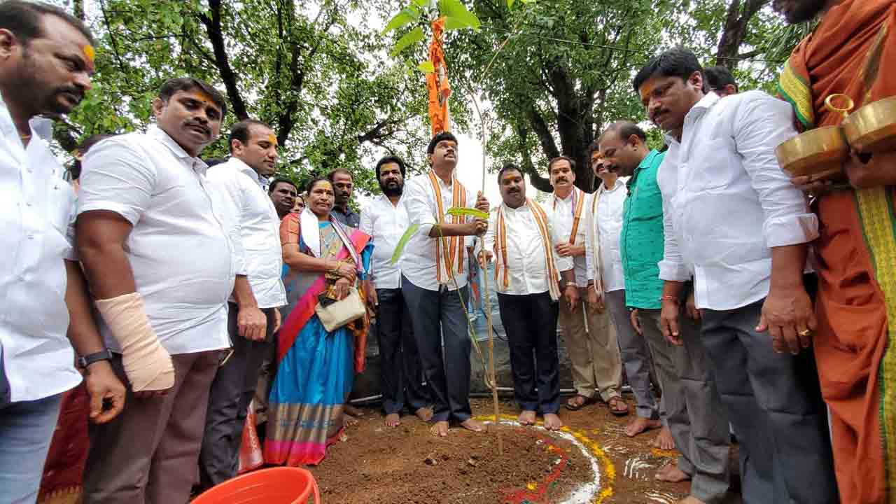 ఐనవోలు మల్లన్న ఆలయం వద్ద మొక్కలు నాటిన ఎంపీ సంతోష్