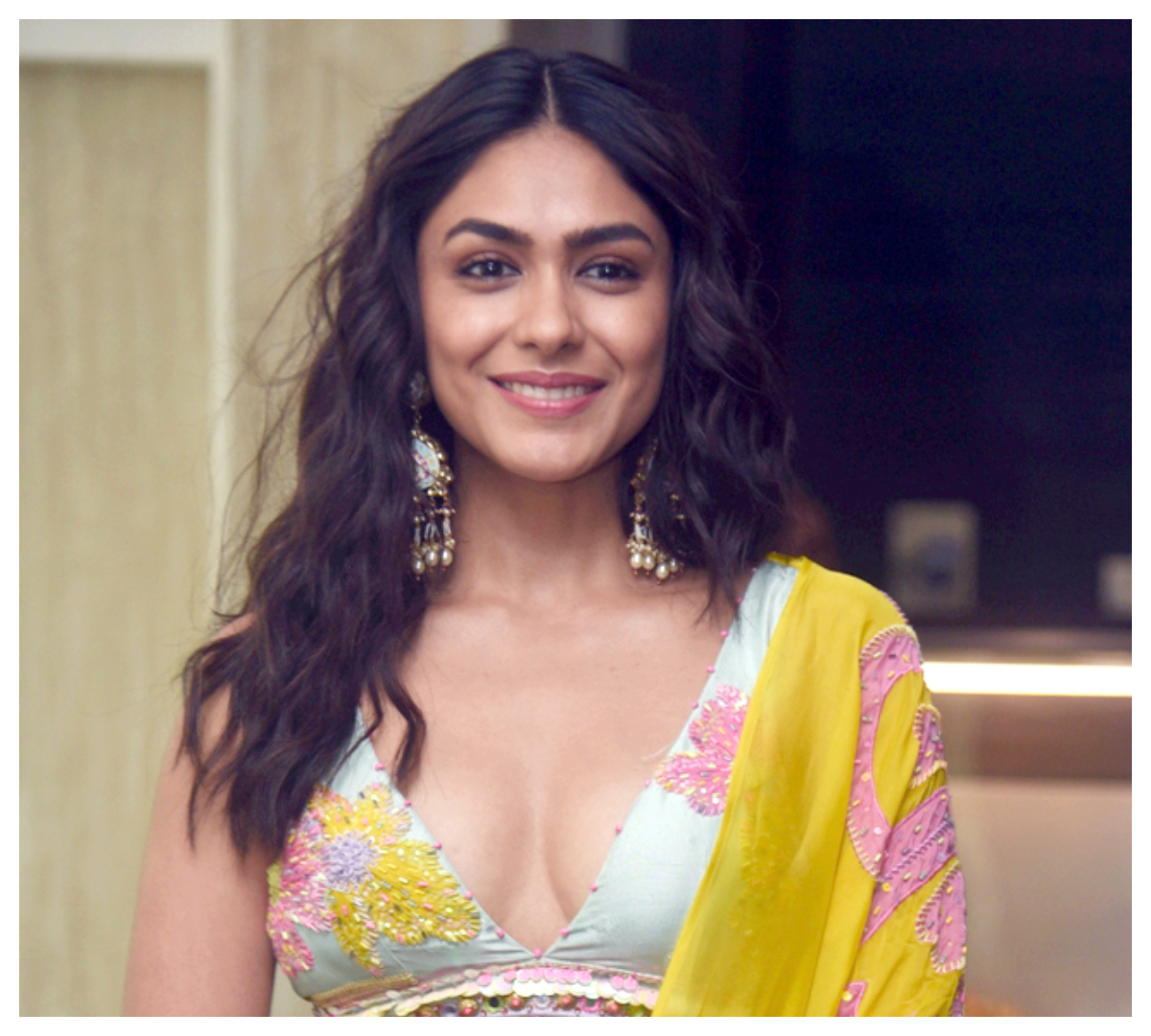 Mrunal Thakur | సీతా రామం మూవీ ట్రైలర్ లాంచ్ ఈవెంట్‌లో మృణాల్ ఠాకూర్ మెరుపులు..