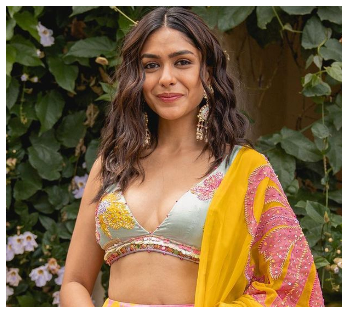 Mrunal Thakur | ముసి ముసి నవ్వులతో మంత్ర ముగ్ధులని చేస్తున్న మృణాల్ ఠాకూర్..