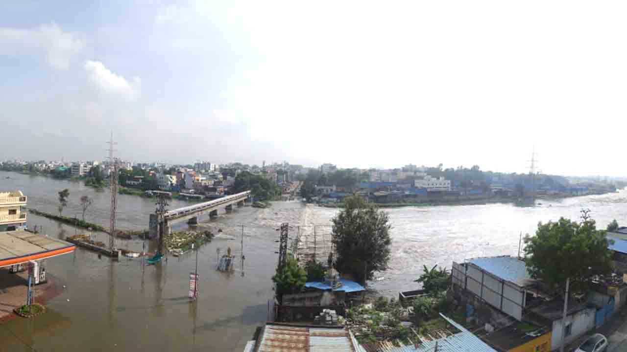 మూసీ ఉగ్రరూపం.. మూసారాంబాగ్‌ బ్రిడ్జి మూసివేత