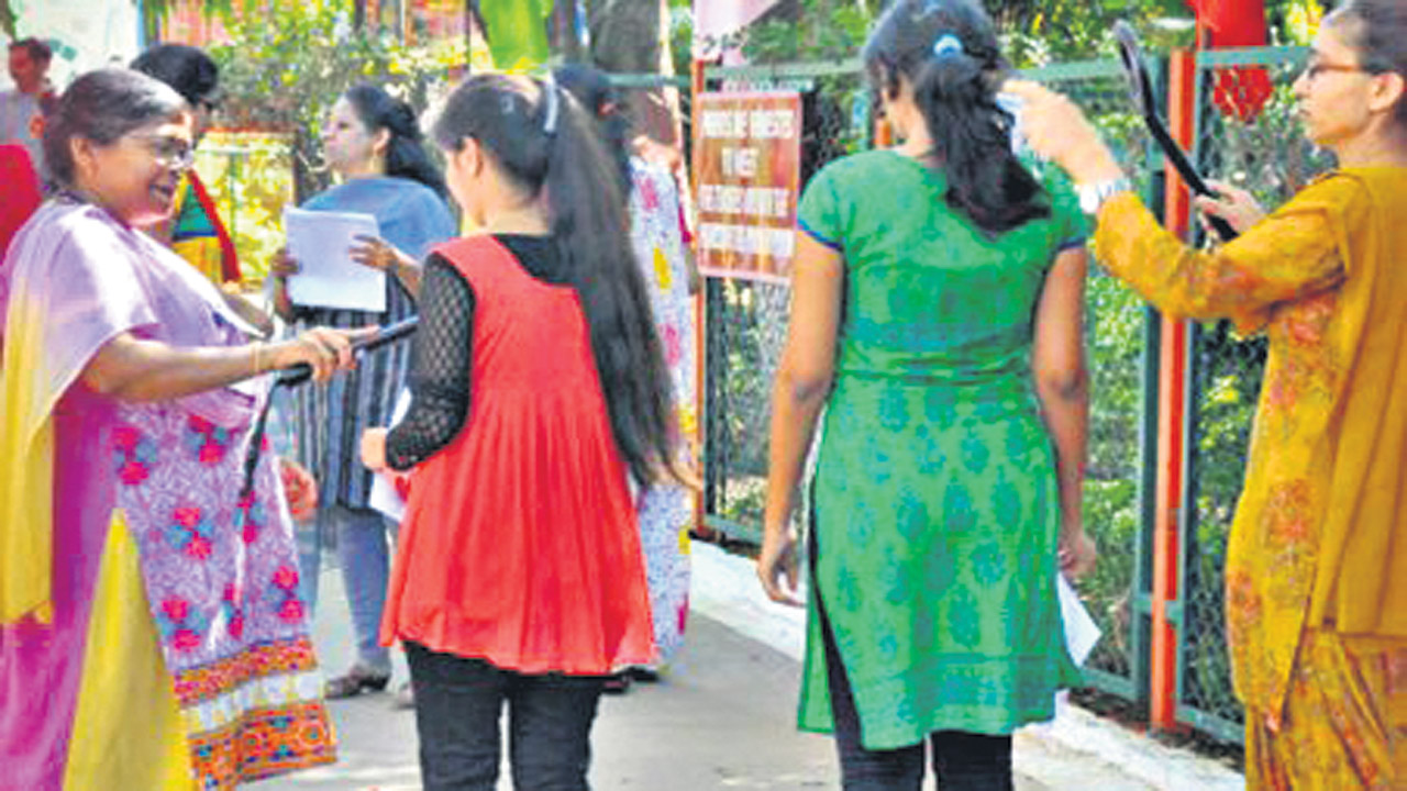 లోదుస్తులు విప్పితేనే పరీక్ష రాయనిచ్చారు!