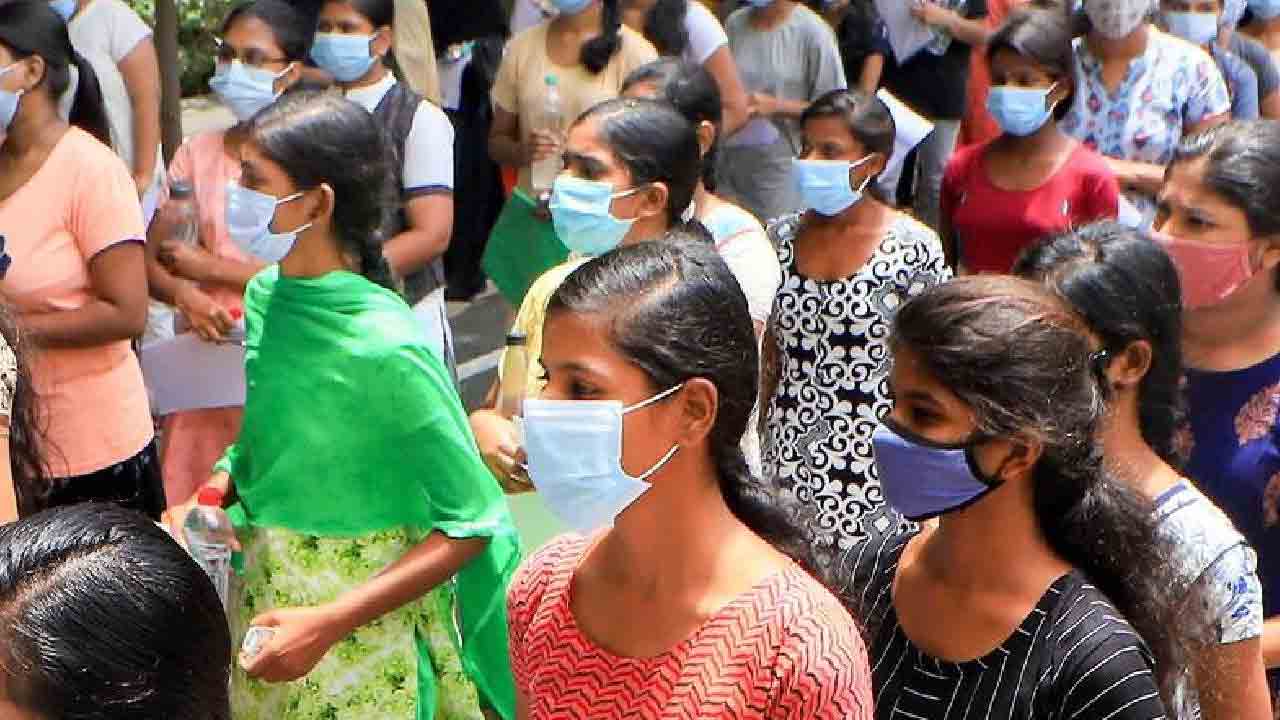 NEET 2022 |  విద్యార్థినుల లో దుస్తులు విప్పించిన నిర్వాహ‌కులు..