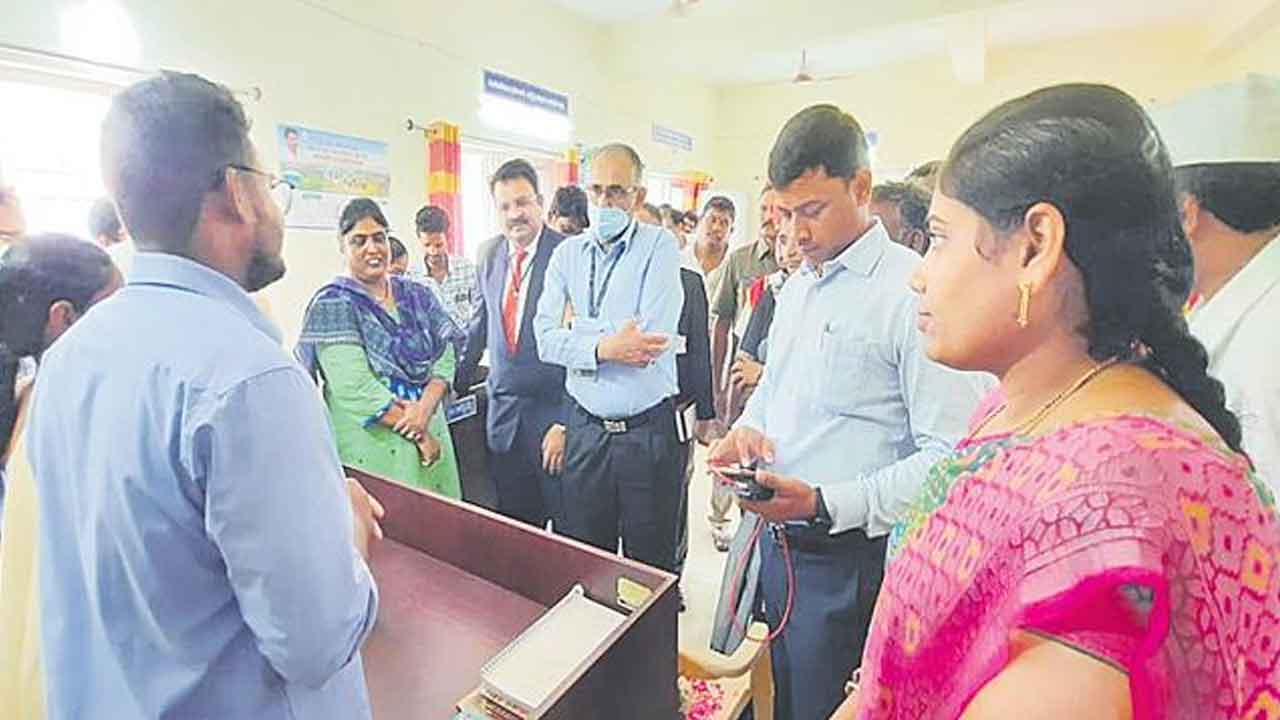 ఏపీ గ్రామ సచివాలయ వ్యవస్థకు ఎన్‌హెచ్‌ఆర్సీ డైరెక్టర్ ప్రశంసలు