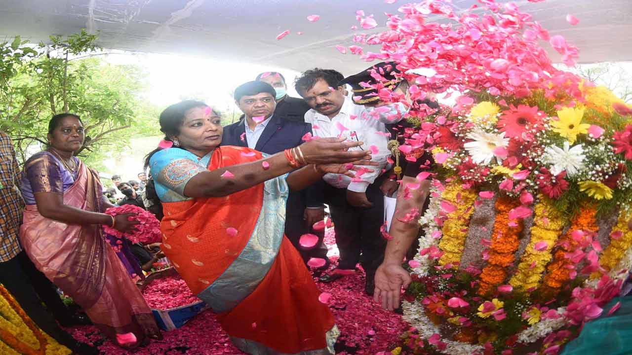 స్త్రీ జాతి ఔన్నత్యానికి ప్రతీక రాణి రుద్రమదేవి