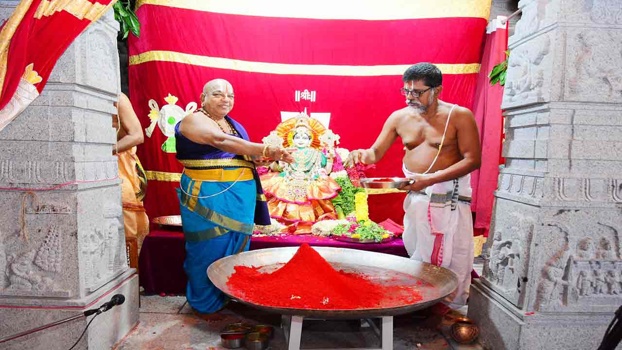 యాదాద్రి క్షేత్రంలో శ్రావణ సందడి