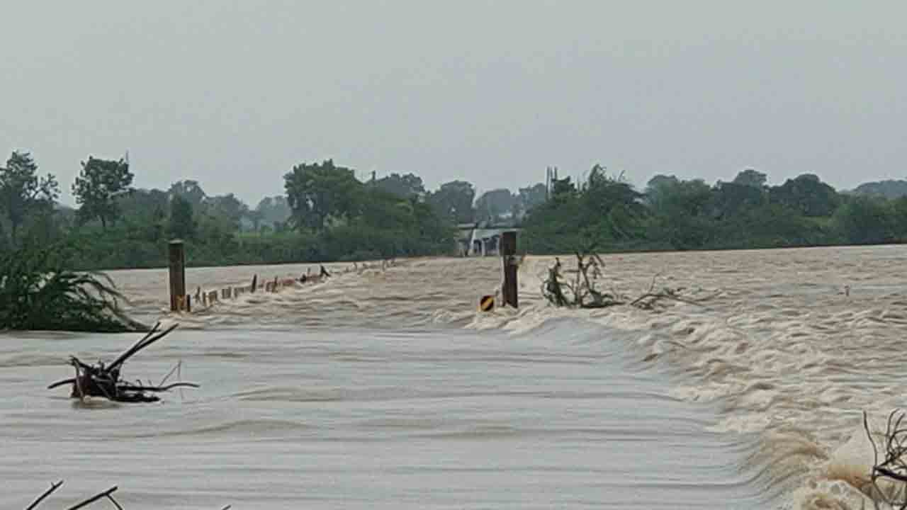 నిజామాబాద్‌ జిల్లాలో ఎడతెరపి లేకుండా కురుస్తున్న వర్షం..