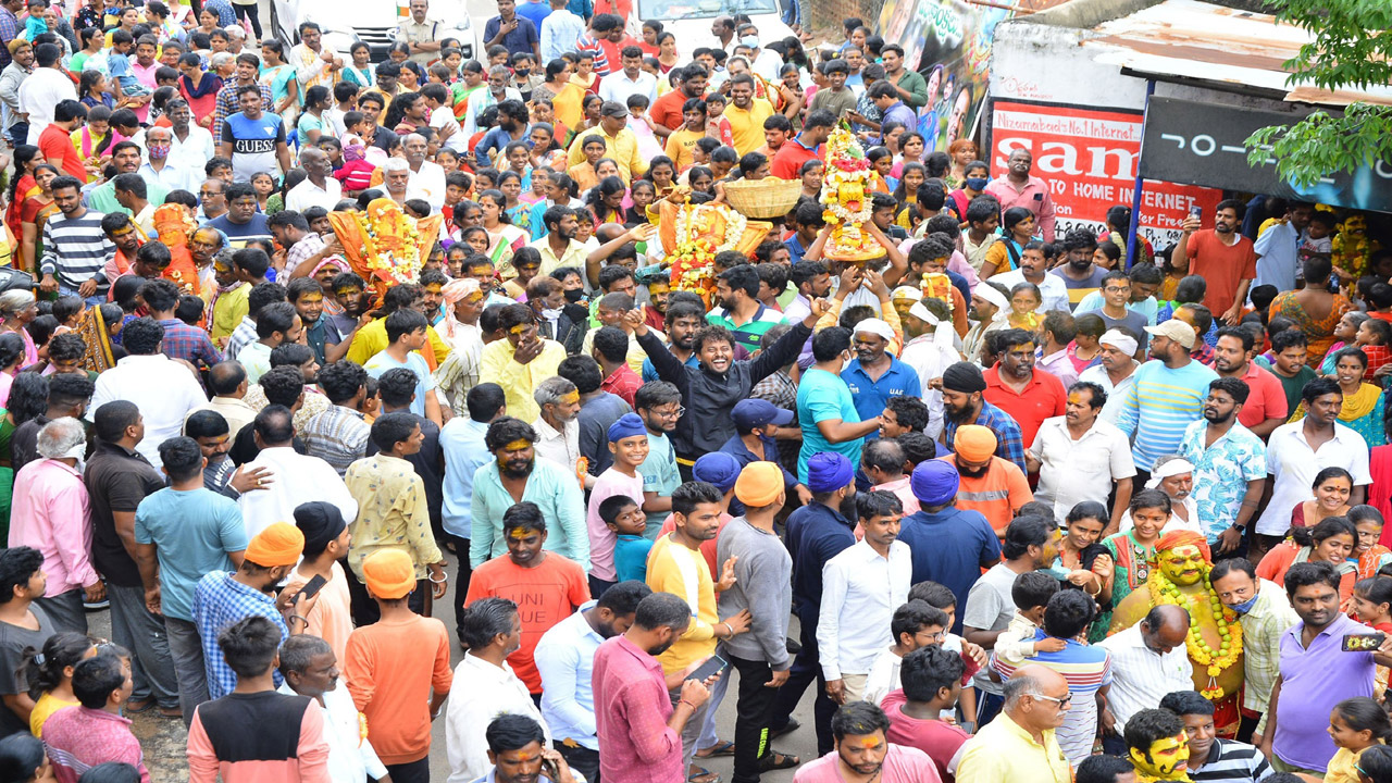 జనసంద్రమైన ఇందూరు