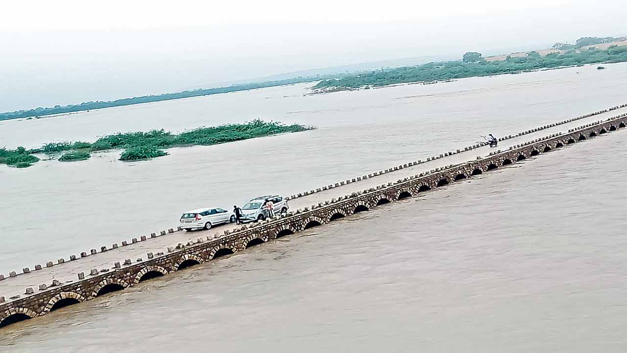 రాత్రంతా భారీ వానలు.. పగలంతా ముసురు